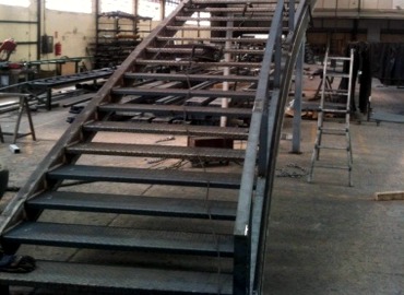 Escaleras. ESTRUCTURAS METÁLICAS FRUTOS